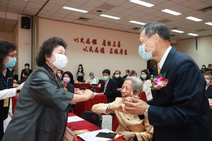 圖5  陳菊院長於監察院建院90周年學術研討會蒞臨會場與貴賓致意