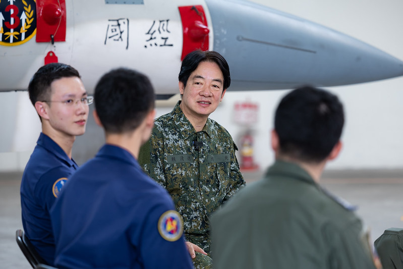賴清德總統日前前往臺中清泉崗基地視導「空軍第三戰術戰鬥機聯隊」，並以錄影方式為「國軍精神戰力專案教育」錄製勗勉談話