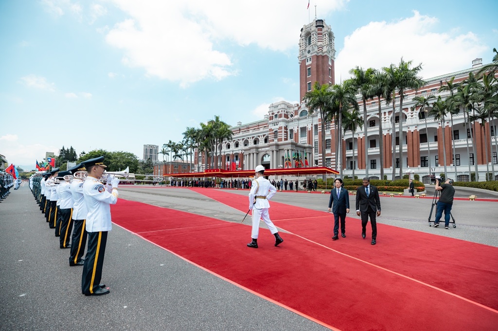總統陪同友邦元首檢閱三軍樂、儀隊。