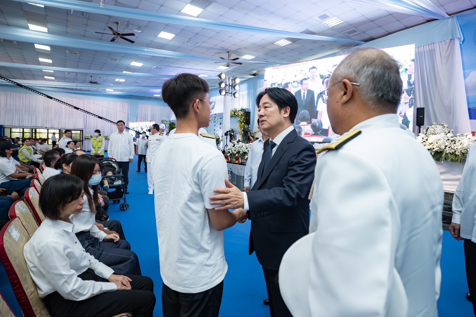 賴清德總統今（30）日上午前往高雄海軍官校出席聯合追思典禮，並頒發褒揚令，表彰殉職海虎軍艦士官長林俊榮、顏辰帆及張晁毓恪盡職守、救援同胞的英勇精神
