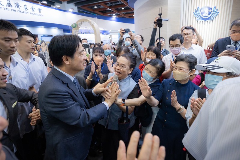總統出席「高齡健康產業博覽會開幕式」與熱情的攤位及民眾握手致意