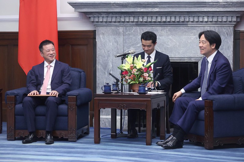 就業金卡突破1萬張　總統：持續營造友善國際人才生活環境　擴大全球性攬才行動　以達善用國際經驗建設臺灣目標