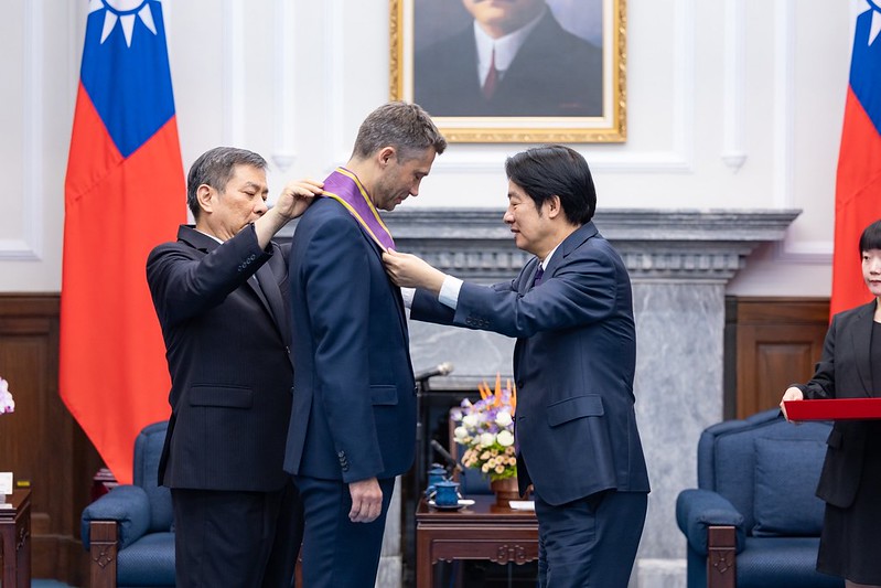 賴清德總統今（22）日上午頒授歐洲經貿辦事處處長高哲夫（Filip Grzegorzewski）「大綬景星勳章」