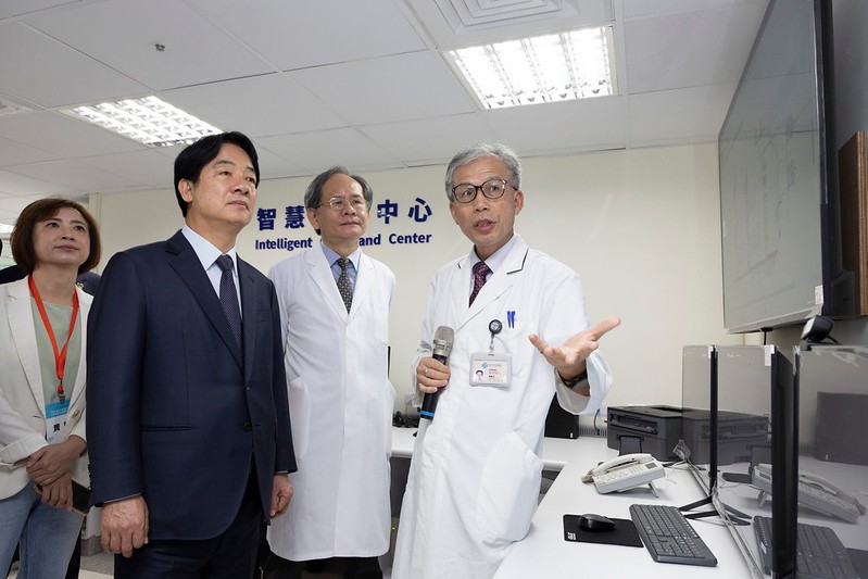 總統視察「臺中榮總智慧醫療」，了解智慧醫療相關的先進設備
