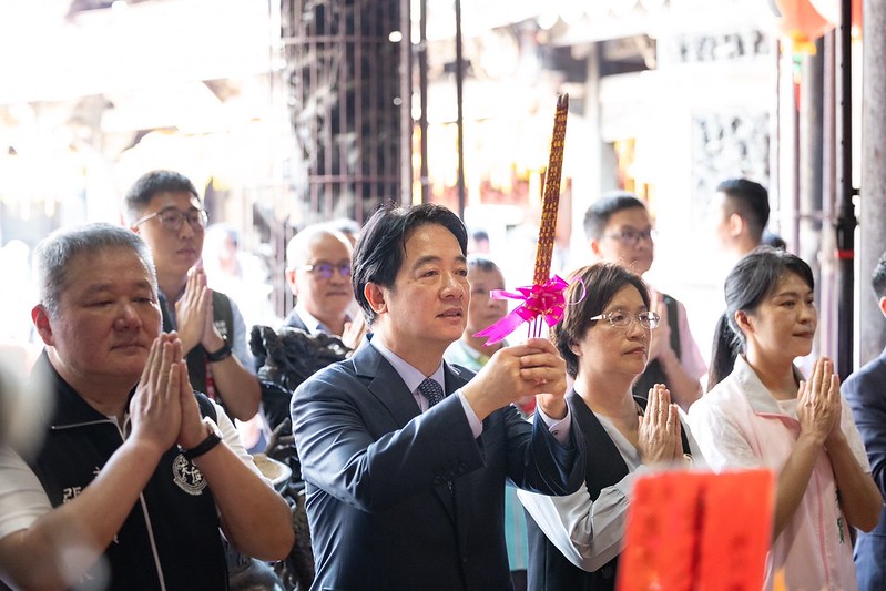 總統赴鹿港天后宮參香