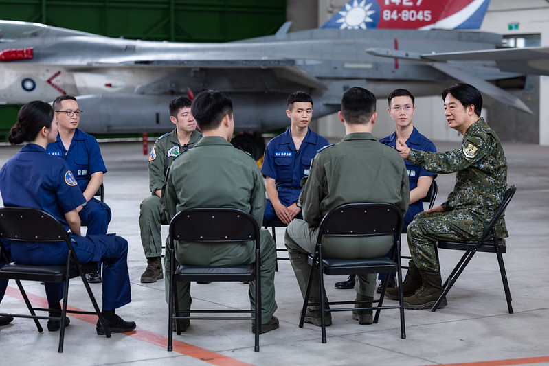 總統與戰鬥機聯隊官兵進行對談，並回應官兵提問