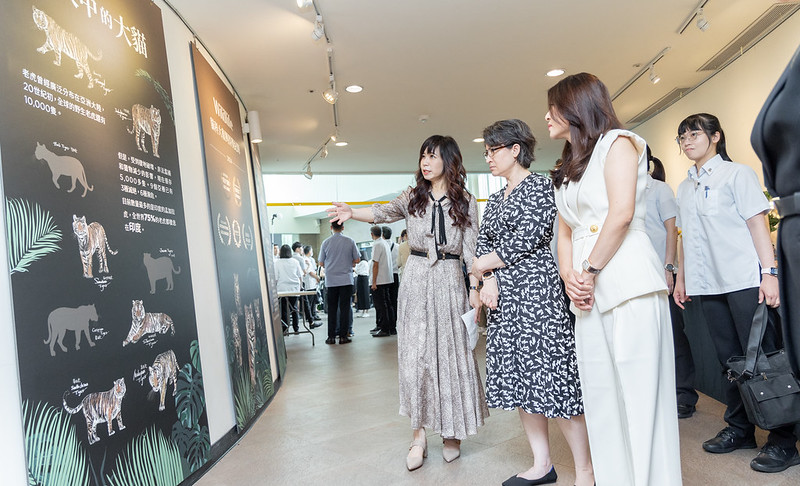 副總統在節目製作人白心儀陪同導覽下參觀展區