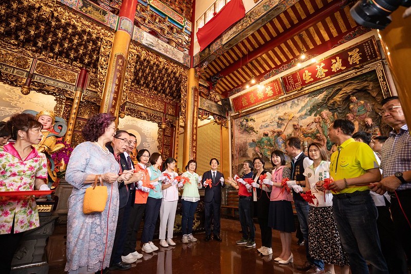 總統赴彰化大庄慈雲寺參香揭匾　說明政府強化國防、發展經濟、維持社會安定的施政重點