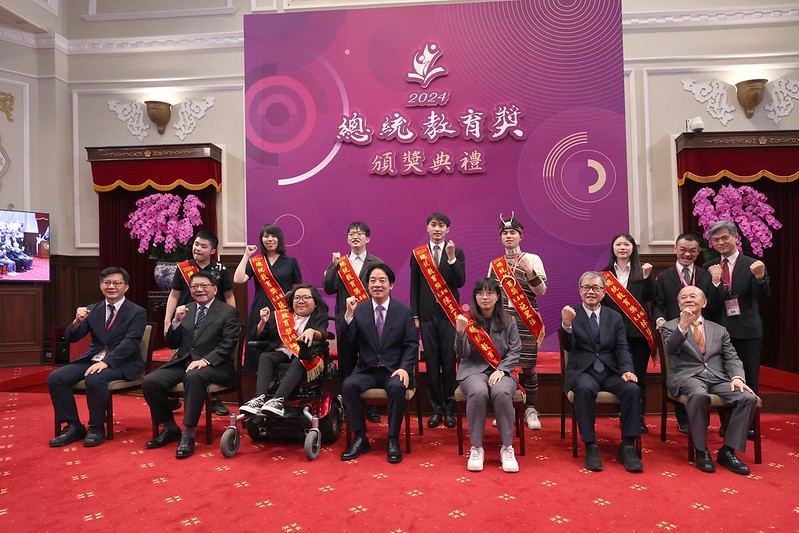 總統親頒2024總統教育獎　肯定獲獎同學讓社會看見生命的光輝　盼鼓舞更多人　帶來正面能量