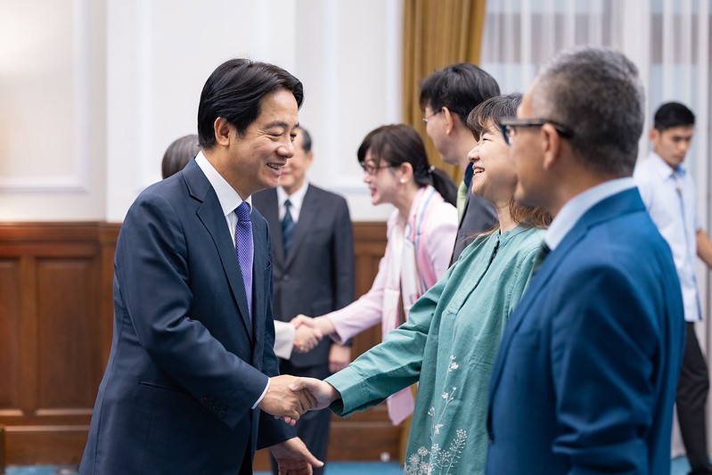 總統逐一向宣誓人致意