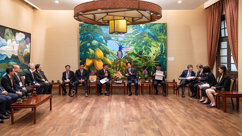 總統接見「社團法人中華民國牙醫師公會全國聯合會暨WHO宣達團」，並相互交流