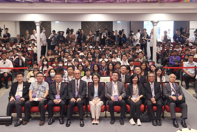 副總統與出席貴賓合影