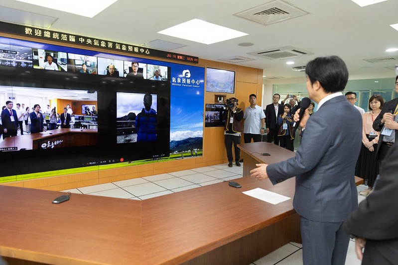 總統透過視訊與「玉山氣象站」連線，關心同仁工作情形