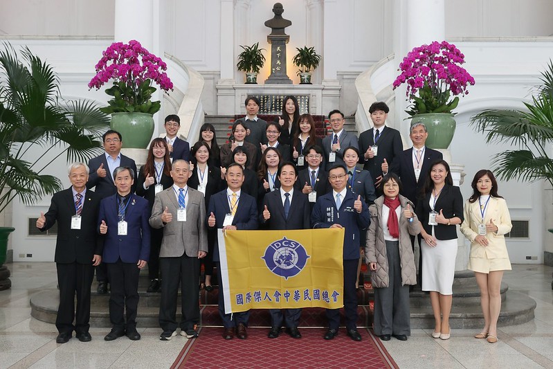 副總統與「第30屆全國大專院校傑出服務性社團暨社團領袖傑青獎」得獎代表、指導老師及國際傑人會中華民國總會重要幹部合影