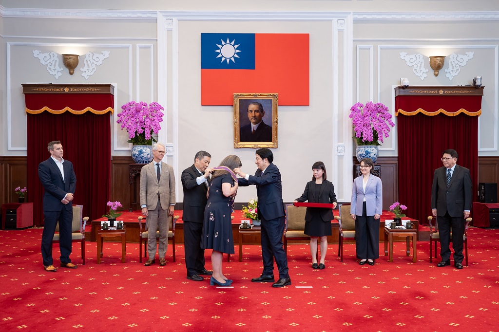 The President is assisted by the Director-General of the Office of the President's Third Bureau to decorate the recipient with a medal.