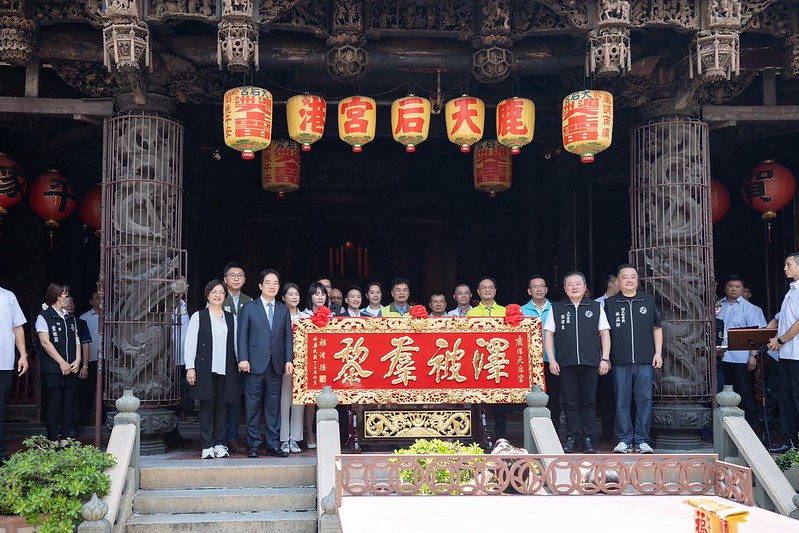 賴清德總統今（10）日上午前往彰化鹿港天后宮參香並揭贈匾額