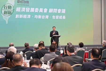 2024年9月3日行政院長卓榮泰出席「行政院經濟發展委員會」顧問會議 　共8張