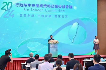 2024年8月26日行政院長卓榮泰出席2024行政院生技產業策略 諮議委員會議開幕式。　共5張