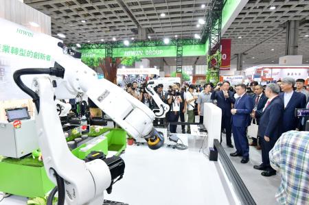 2024年8月21日行政院長卓榮泰出席「台灣機器人與智慧自動化展」、「台北國際自動化工業大展」暨同期展會聯合開幕典禮。　共10張