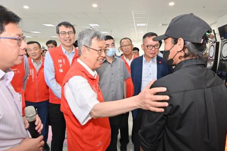 2024年5月10日-2行政院長陳建仁視察「前鎮漁港船員會館」