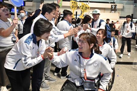 鄭副院長今（23）日「為巴黎帕運代表團送機」照片_3 共4張　共4張