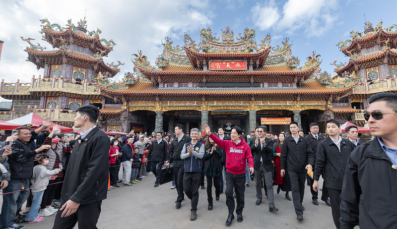 農曆大年初三，賴清德總統今（31）日繼上午參拜中彰地區廟宇後，接續前往雲林「西螺福興宮」、「四湖參天宮」及「嘉義大天宮」參香祈福