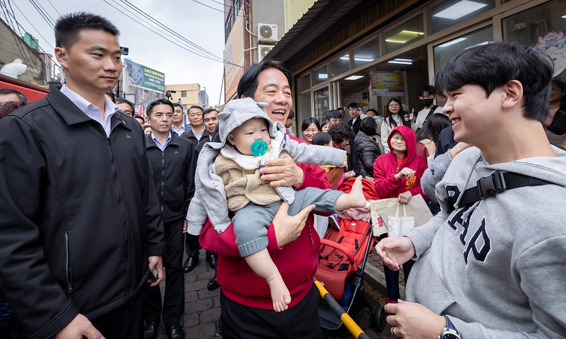 今（31）日是農曆大年初三，賴清德總統上午先後前往臺中「豐原慈濟宮」、「台中樂成宮」及彰化「鹿港天后宮」參香祈福，發送蛇年新春福袋向民眾賀年