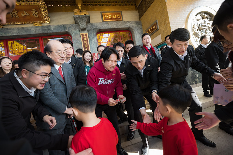 農曆正月初二，賴清德總統今（30）日繼上午參拜屏東、高雄等南部地區宮廟後，接續前往新竹「香山財神廟」、「新豐池和宮」及桃園「中壢仁海宮」等廟宇參香暨揭匾，並發送蛇年新春福袋向民眾賀年