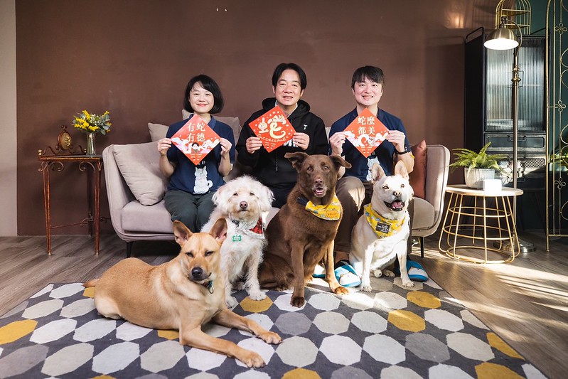賴清德總統日前邀請「台灣攜旺浪犬教育協會」創辦人，一同製作寵物年菜「黃金旺旺金元寶」，為家中毛小孩的年夜飯加菜，共同迎接新年
