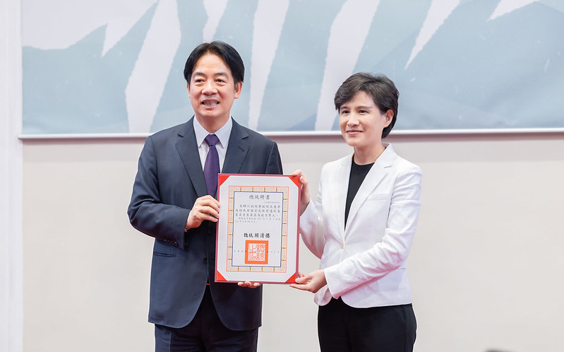 總統致送聘書予每位委員