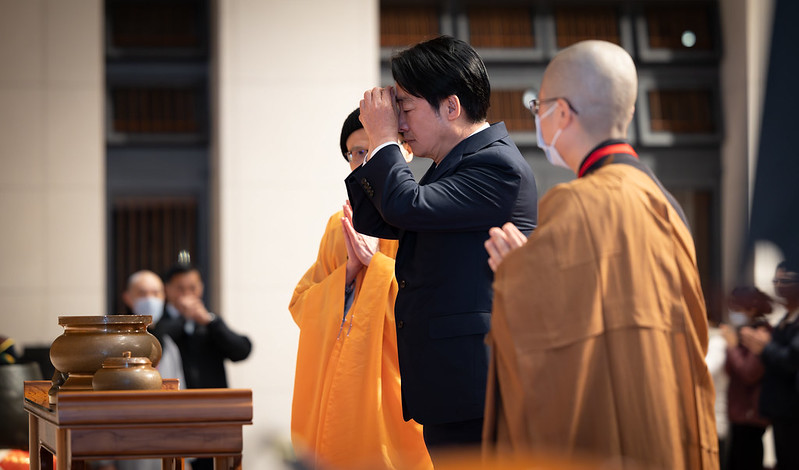 今（28）日是農曆除夕，賴清德總統晚間出席「法鼓山除夕撞鐘‧為世界祈福活動」，祈願世界和平，國泰民安，人民安居樂業