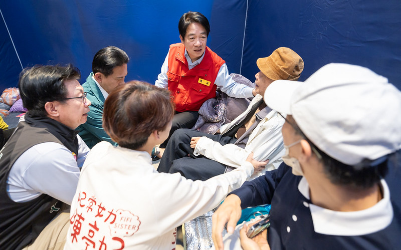 賴清德總統今（25）日下午前往臺南視察玉井大廈及江家古厝受損情形，現地瞭解災損狀況，並慰問楠西區綠柏園芒果故事館收容安置民眾