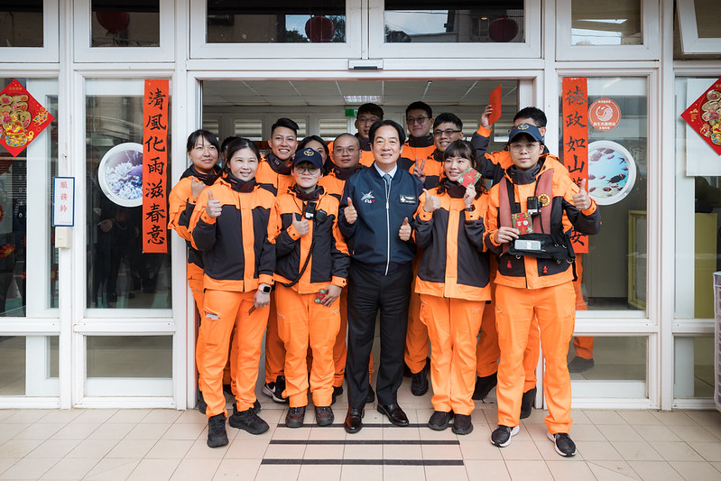 今（27）日是小年夜，賴清德總統下午前往海巡署北部分署野柳漁港安檢所，致贈加菜金及新春福袋，慰勉海巡執勤人員捍衛國家安全的付出與辛勞