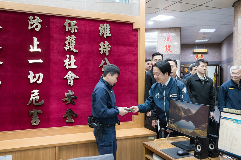 今（27）日是小年夜，賴清德總統下午分別前往臺北市政府警察局中正第一分局與第二分局慰勉春節連假期間堅守崗位的警察同仁