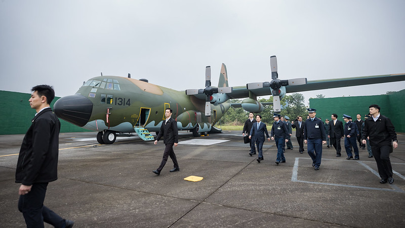 賴清德總統今（27）日下午前往屏東勗勉空軍第六聯隊第十空運大隊