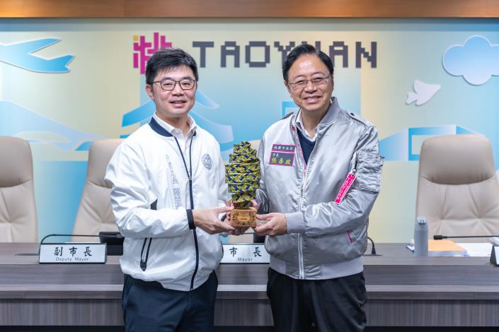 張市長與新聞處長合照