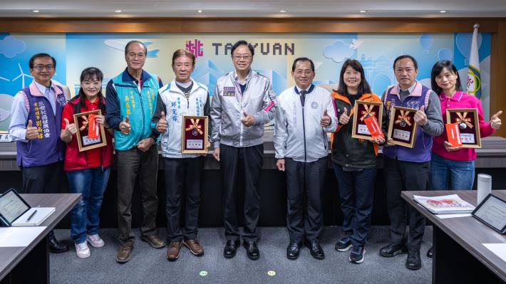 張市長與金典之星社區代表及金點英雄合影