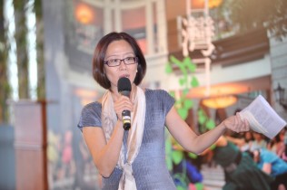 野台文化x精緻藝術台灣月坐在地上看表演