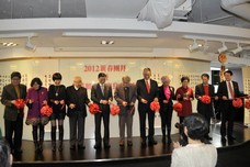 興會貴賓為作品展剪綵