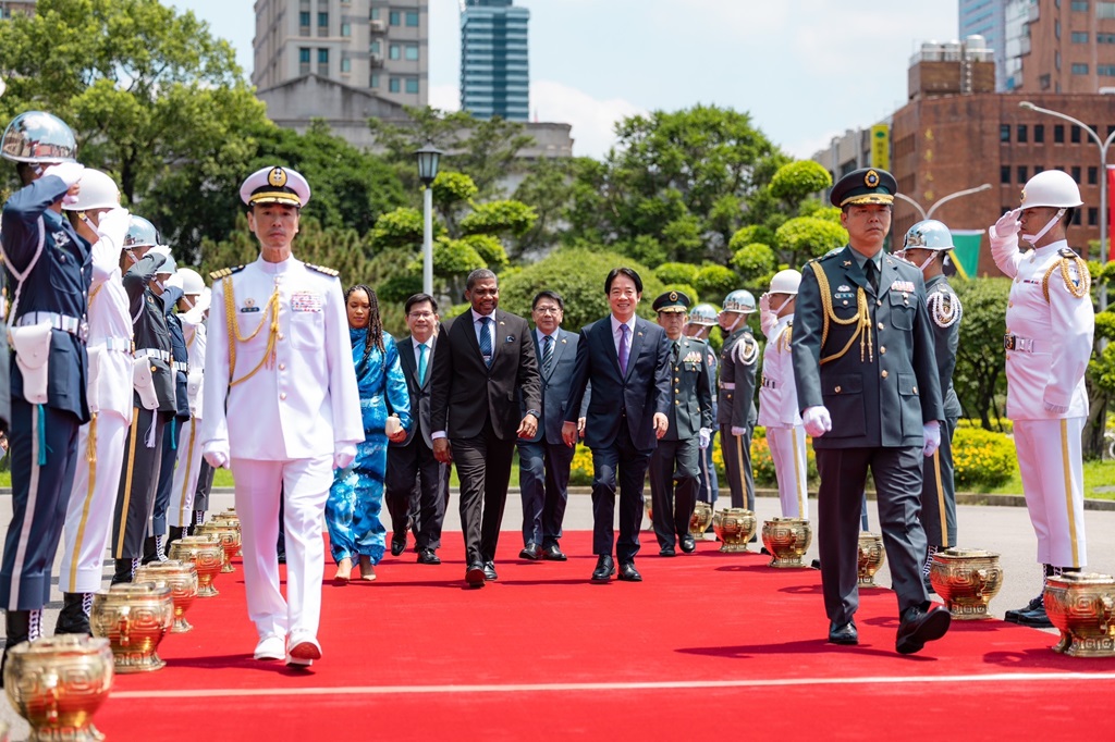 總統以隆重軍禮歡迎來訪國賓
