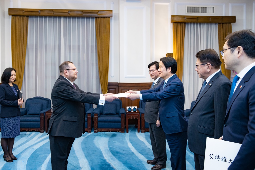 國家元首接受他國新任大使呈遞到任國書