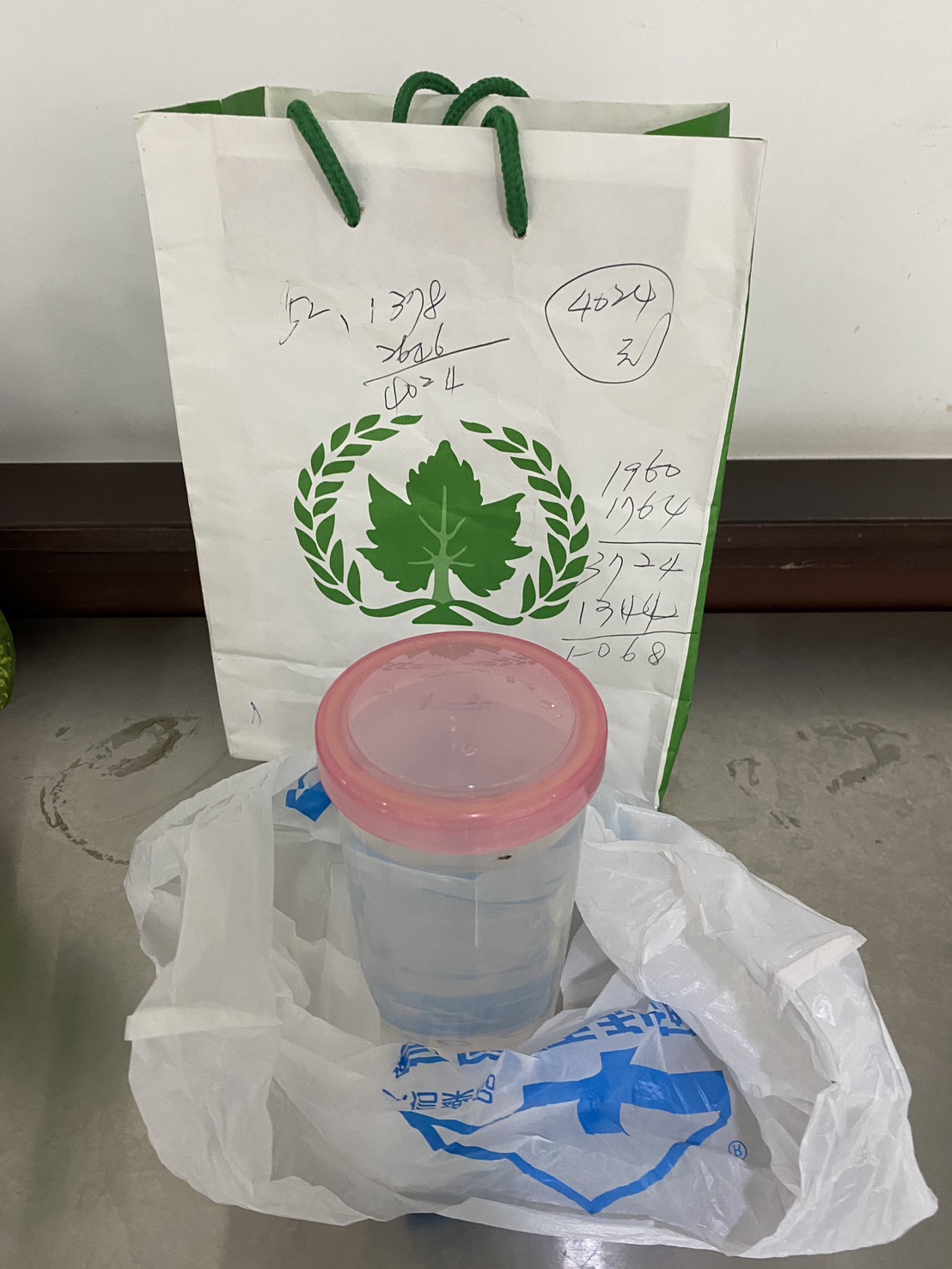 紙袋及水瓶