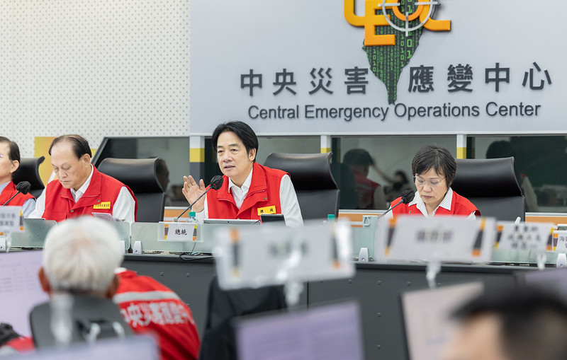 賴清德總統今（13）日下午前往中央災害應變中心，視察楊柳颱風防災應變整備工作，感謝相關單位善盡職責，協助地方縣市解決災情