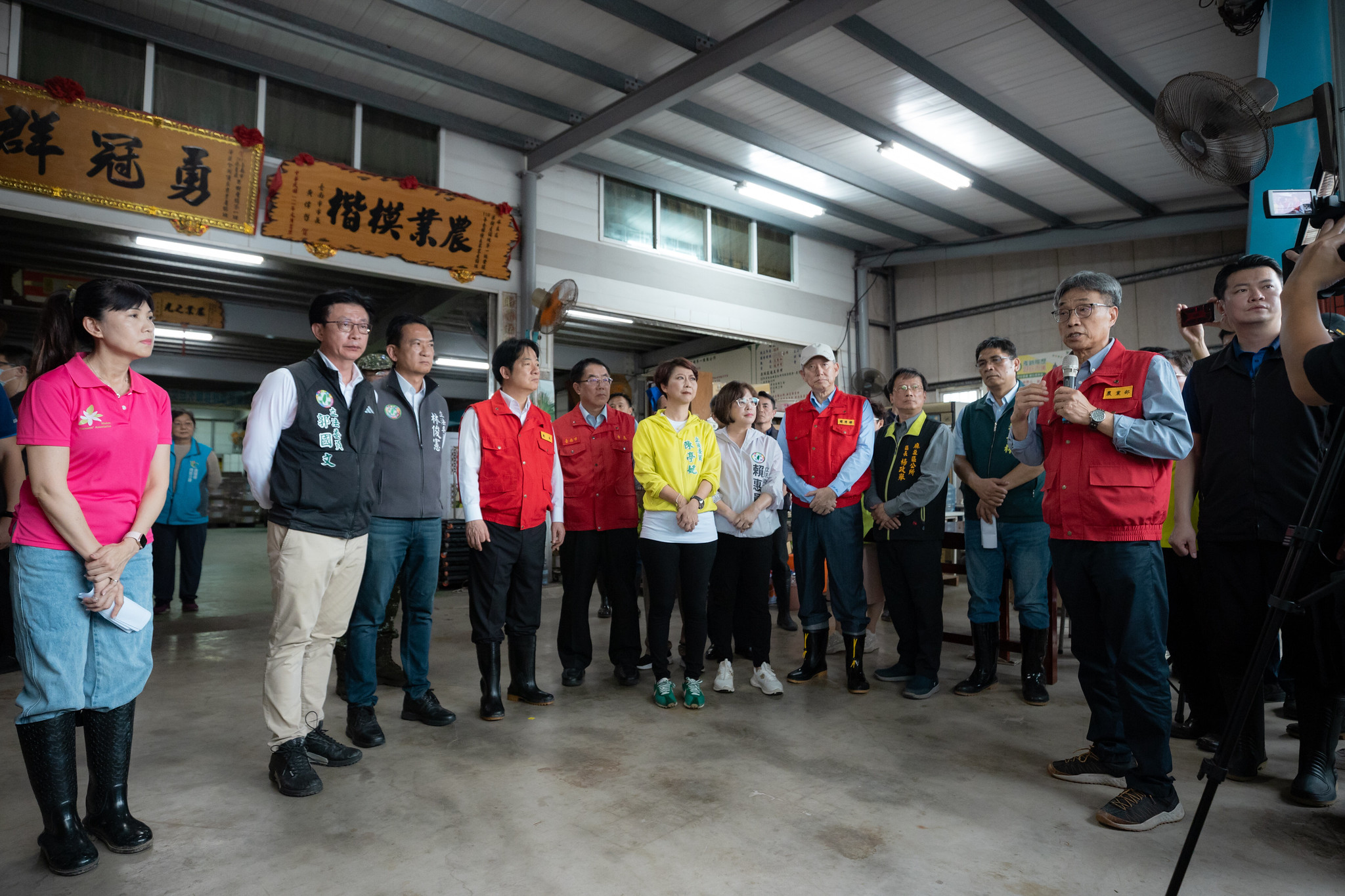 受到丹娜絲颱風帶來強風及豪大雨影響，賴清德總統今（8）日下午前往臺南視察麻豆區、北門區及七股區災情