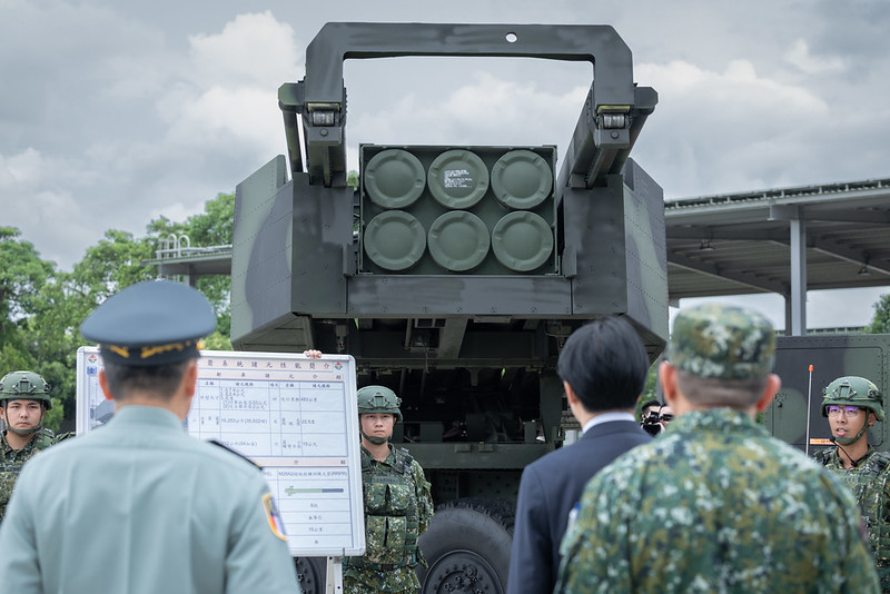總統視導部隊操演發射車操作、彈藥裝卸及聽取相關任務簡報