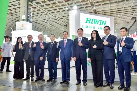 2025年8月20日行政院長卓榮泰出席「台灣機器人與智慧自動化展」、「台北國際自動化工業大展」暨同期展會聯合開幕典禮　共12張