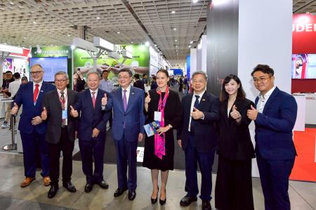 2025年8月20日行政院長卓榮泰出席「台灣機器人與智慧自動化展」、「台北國際自動化工業大展」暨同期展會聯合開幕典禮　共12張