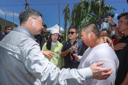 2025年8月16日行政院長卓榮泰視察臺東縣卑南鄉香蕉園農損情形　共18張