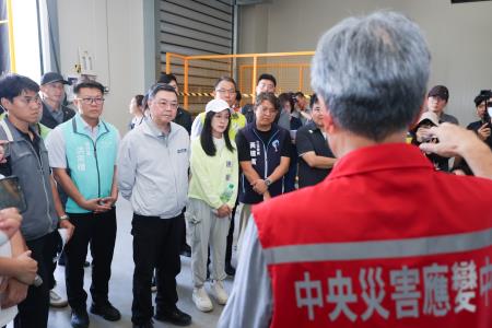 2025年8月16日行政院長卓榮泰視察臺東縣臺東市農業設施損壞情形　共18張