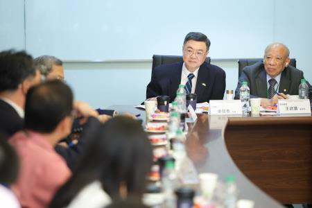 2025年8月14日行政院長卓榮泰參訪慶鴻機電並與機械（含工具機）業者交流座談會　共15張